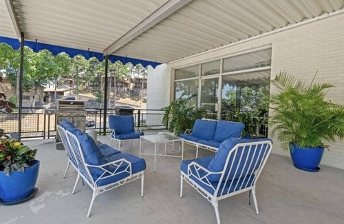 Mid America Condominio | Luxury Suite in Prestigious Lake Hamilton High Rise
