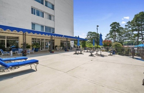 Mid America Condominio | Luxury Suite in Prestigious Lake Hamilton High Rise