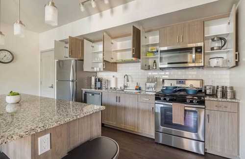 Camarillo Apartamento | Luxury Suite King Bed 👑 Wi-Fi Pool Gym ✦ 55" Smart TVs 📺 Full Kitchen