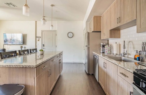 Camarillo Apartamento | Luxury Suite King Bed 👑 Wi-Fi Pool Gym ✦ 55" Smart TVs 📺 Full Kitchen