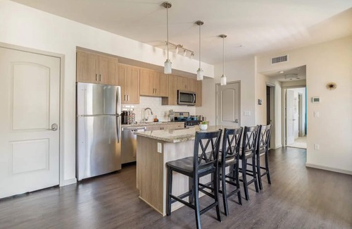 Camarillo Apartamento | Luxury Suite King Bed 👑 Wi-Fi Pool Gym ✦ 55" Smart TVs 📺 Full Kitchen