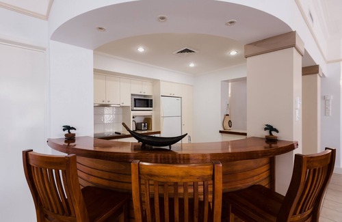 Clifton Beach Apartamento | Suite de lujo con vistas al mar desde su propio balcón privado frente al mar.