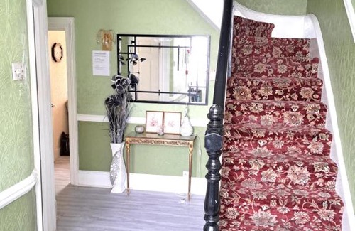 Seven Kings Casa | Luxury super double bedroom near London Seven Kings Train station