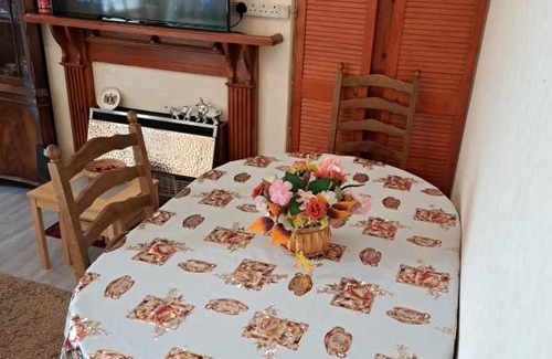 Seven Kings Casa | Luxury super double bedroom near London Seven Kings Train station