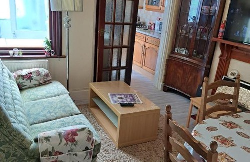 Seven Kings Casa | Luxury super double bedroom near London Seven Kings Train station