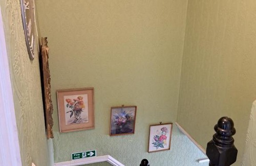 Seven Kings Casa | Luxury super double bedroom near London Seven Kings Train station