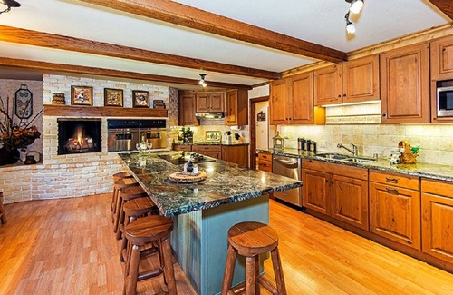 South Lake Tahoe Casa | Luxury Swimming Pool Estate on Golf Course