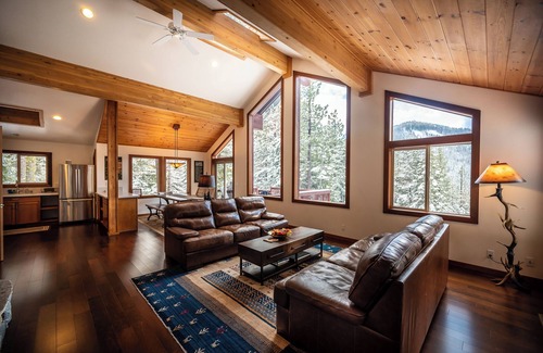 Twin Peaks Casa | Luxury Tahoe 5BR with Hot Tub. Near Sunnyside!