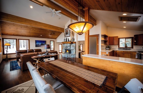 Twin Peaks Casa | Luxury Tahoe 5BR with Hot Tub. Near Sunnyside!