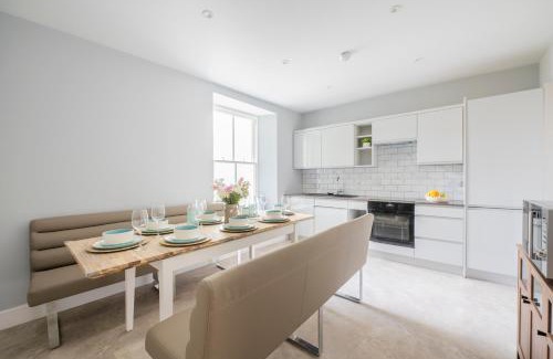 Tenby Casa | Luxury Tenby Old Town Retreat just 1-minute to Beach with Parking