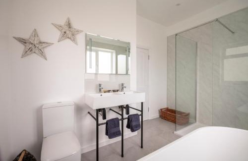 Tenby Casa | Luxury Tenby Old Town Retreat just 1-minute to Beach with Parking