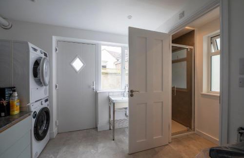 Tenby Casa | Luxury Tenby Old Town Retreat just 1-minute to Beach with Parking