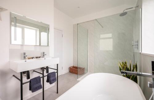 Tenby Casa | Luxury Tenby Old Town Retreat just 1-minute to Beach with Parking