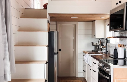 Nampa Casa | Luxury Tiny Home Getaway - Full kitchen, large bathroom, & more