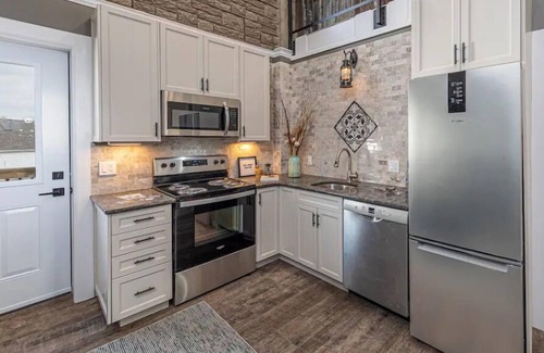 Inner Harbour Apartamento | Luxury, top floor suite with free parking space. Walking distance to downtown!