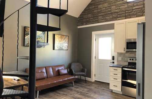 Inner Harbour Apartamento | Luxury, top floor suite with free parking space. Walking distance to downtown!