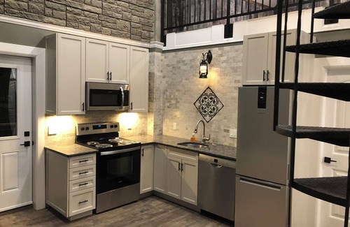 Inner Harbour Apartamento | Luxury, top floor suite with free parking space. Walking distance to downtown!