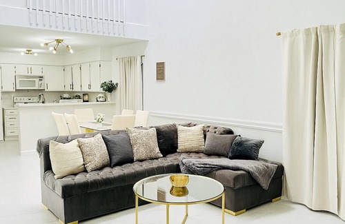 Sugar Land Condominio | Luxury Touches + Pool + Quartz + Gold Details