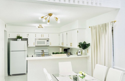 Sugar Land Condominio | Luxury Touches + Pool + Quartz + Gold Details