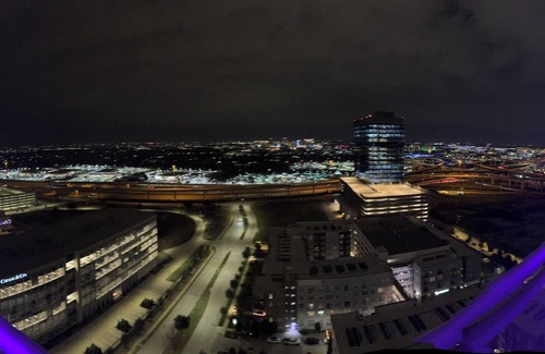 Legacy Park Apartamento | Luxury tower with view in charming Plano with AC, fitness room, WiFi wash/