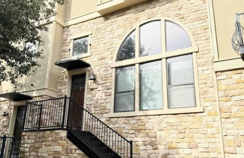 Legacy Park Apartamento | Luxury Town House at Legacy Shops