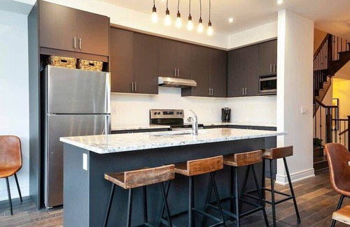 The Blue Mountains Casa | Luxury Townhome - Outdoor Pool / Shuttle to Blue