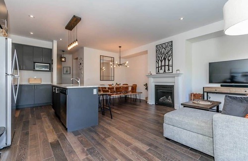 The Blue Mountains Casa | Luxury Townhome - Outdoor Pool / Shuttle to Blue