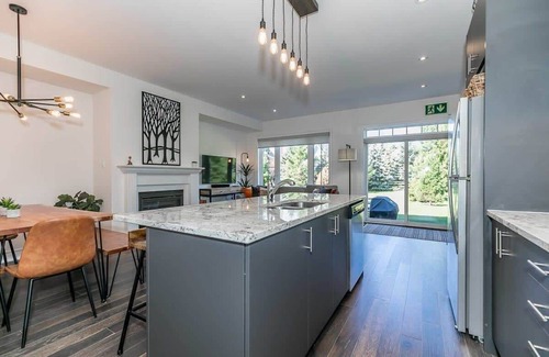 The Blue Mountains Casa | Luxury Townhome - Outdoor Pool / Shuttle to Blue