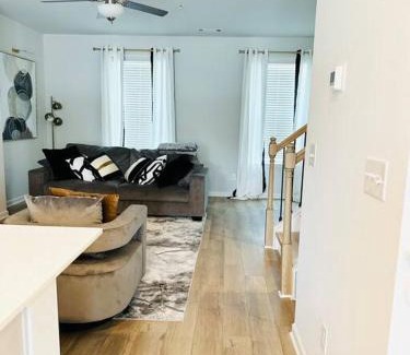 Fayetteville Casa | Luxury Townhome in Fayetteville