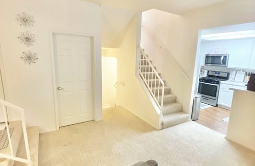 Woodland Hills Casa | Luxury townhome in gated community with private garage