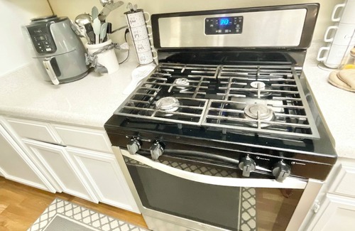Woodland Hills Casa | Luxury townhome in gated community with private garage