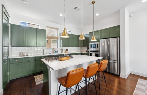 Fort Worth Casa | Luxury Townhome off Magnolia Ave - 3B/3.5BA with garage!