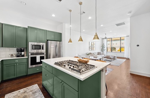 Fort Worth Casa | Luxury Townhome off Magnolia Ave - 3B/3.5BA with garage!