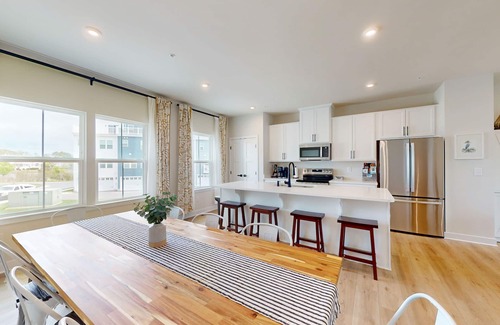 Bayside Casa | Luxury townhome w/pool & clubhouse access, community dock, kitchen & free WiFi