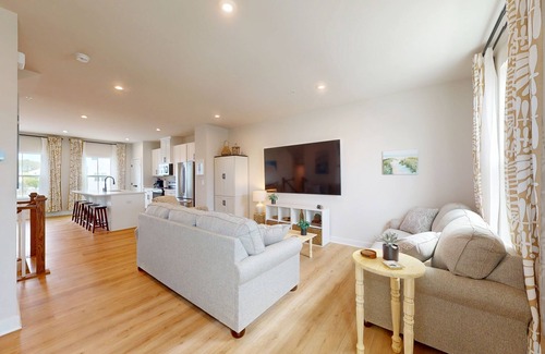 Bayside Casa | Luxury townhome w/pool & clubhouse access, community dock, kitchen & free WiFi