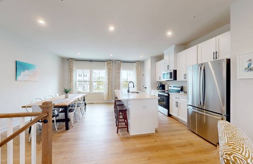 Bayside Casa | Luxury townhome w/pool & clubhouse access, community dock, kitchen & free WiFi