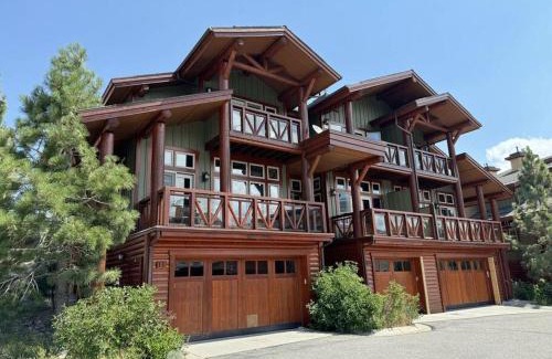 Mammoth Lakes Casa | Luxury Townhome w/Views, Private Jacuzzi & Garage