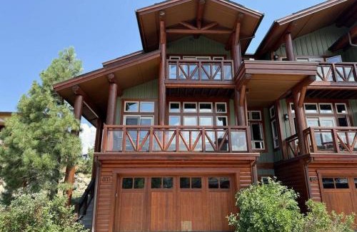 Mammoth Lakes Casa | Luxury Townhome w/Views, Private Jacuzzi & Garage