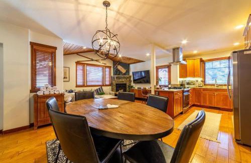 Mammoth Lakes Casa | Luxury Townhome, Walk to the Village, Wifi, Private Spa & Garage