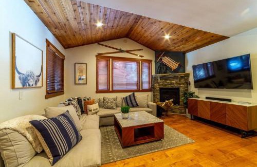 Mammoth Lakes Casa | Luxury Townhome, Walk to the Village, Wifi, Private Spa & Garage