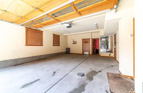 Mammoth Lakes Casa | Luxury Townhome, Walk to the Village, Wifi, Private Spa & Garage