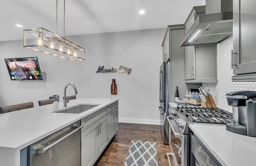 Nashville Casa | Luxury Townhome With Rooftop Deck Skyline Views