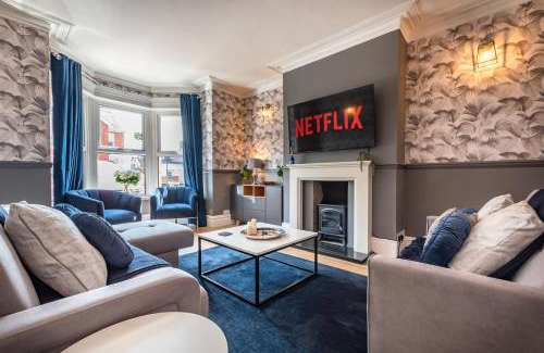 Weymouth Villa | Luxury Townhouse - 6 bed - Hot tub - Games room