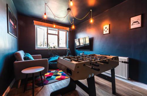 Weymouth Villa | Luxury Townhouse - 6 bed - Hot tub - Games room