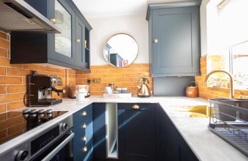 Warwick Casa | Luxury Townhouse - close to castle & town - perfect stylish stay, sunny private courtyard, dog friendly