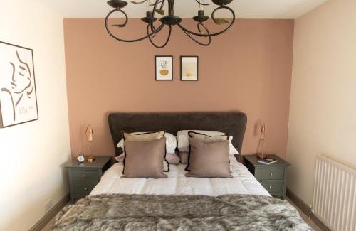 Warwick Casa | Luxury Townhouse - close to castle & town - perfect stylish stay, sunny private courtyard, dog friendly