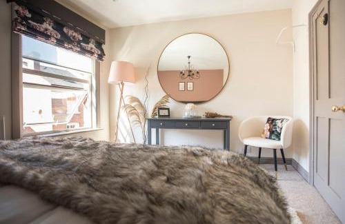 Warwick Casa | Luxury Townhouse - close to castle & town - perfect stylish stay, sunny private courtyard, dog friendly