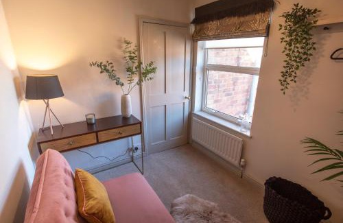Warwick Casa | Luxury Townhouse - close to castle & town - perfect stylish stay, sunny private courtyard, dog friendly