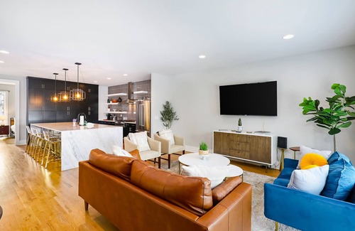 Hadley - Washington Casa | Luxury townhouse with a rooftop patio, central AC, & washer/dryer