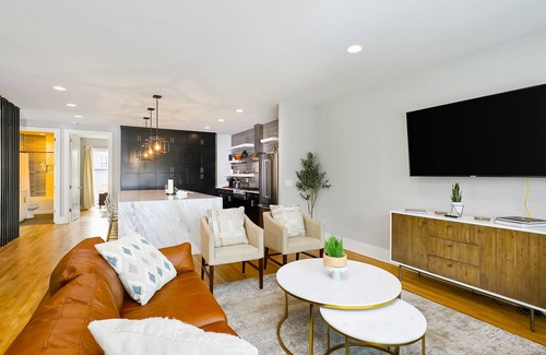 Hadley - Washington Casa | Luxury townhouse with a rooftop patio, central AC, & washer/dryer